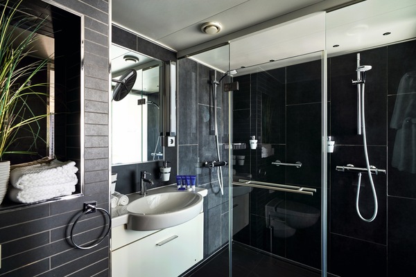 Marella Cruises Marella Voyager Voyager Suite ©Tom Fallon 11.jpg